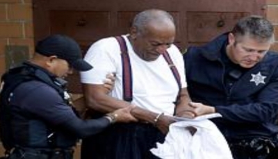 إطلاق سراح الممثل بيل كوسبي بعد إلغاء محكمة إدانته بالاعتداء الجنسي