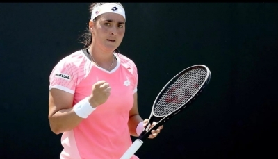 أُنس جابر تشتري مستلزمات طبية دعما لبلدها في مواجهة الوباء