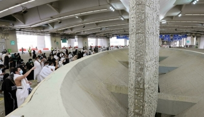 الحجاج يرمون جمرة العقبة الكبرى ويحتفلون بحلول عيد الأضحى