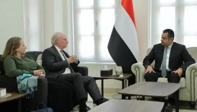 رئيس الوزراء اليمني والمبعوث الامريكي يبحثان فرص السلام مع الحوثيين واحتواء الانهيار الاقتصادي