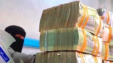 الريال يعاود التدهور نحو سقفه الادنى عند 1110 للدولار الواحد