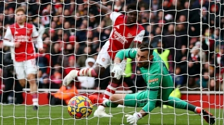 أرسنال يستعيد نغمة الفوز ويعمق جراح نيوكاسل