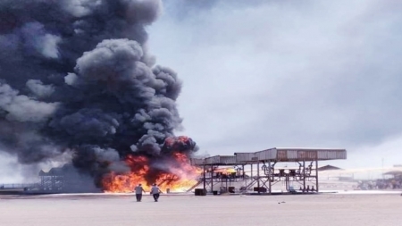 شركة النفط تعلن السيطرة على حريق" محدود" بمنشأة ميناء الزيت في عدن دون اصابات