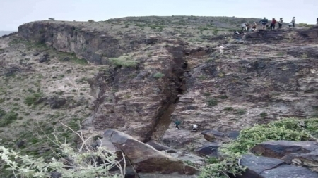 مواطنون يسابقون الزمن للوصول الى شخصين محاصرين داخل كهف منهار في تعز