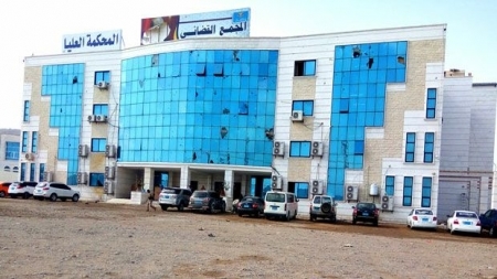 الرئيس العليمي يقيل رئيسا مجلس القضاء والمحكمة العليا (نص القرارين)