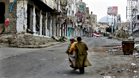 "اللا سلم واللا حرب".. مخاوف من "التعايش" مع مرحلة تفاقم الأوضاع الإنسانية باليمن