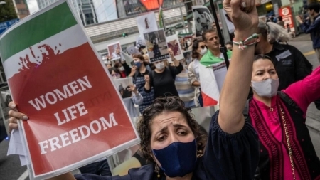 إضرابات في عدة مدن ايرانية والاحتجاجات تدخل أسبوعها السادس