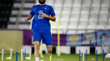 إصابة مهاجم المنتخب الفرنسي كريم بنزيمة في تمارين الفريق وخضوعه لفحوص طبية بدوحة