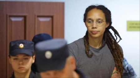 إطلاق سراح لاعبة كرة السلة الأمريكية بريتني غراينر في صفقة تبادل سجناء بين روسيا والولايات المتحدة