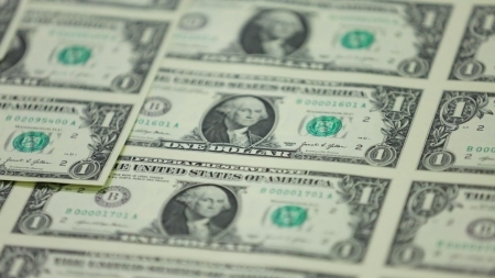 الدولار يستقر وسط هدوء حذر بالأسواق