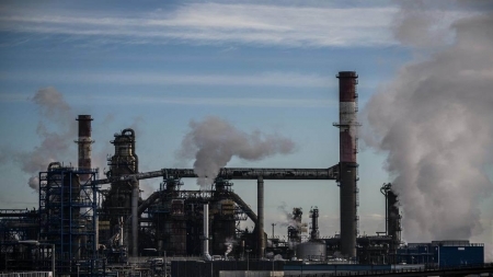 النفط يغلق على ارتفاع طفيف لكنه يسجل مكاسب للأسبوع الثالث على التوالي