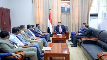 رئيس الحكومة يتعهد بالعمل من اجل اطلاق جميع الصحفيين والنشطاء المعتقلين لدى الحوثيين