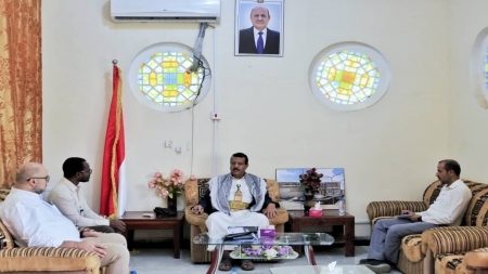 سلطات مأرب تدعو المنظمات الإغاثية إلى التركيز على التدخلات الغذائية لتفادي مجاعة بين النازحين