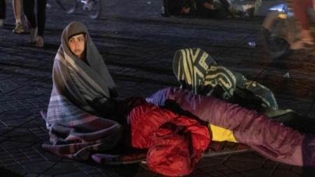 الضحايا تجاوزوا الألفين .. حداد وطني وتضامن عالمي .. ولثاني ليلة الناجون في العراء