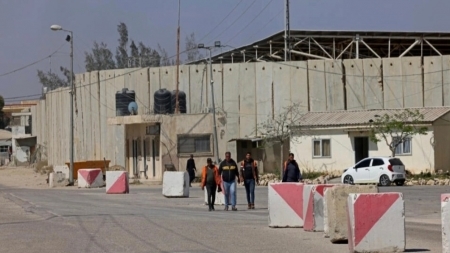 دبابة إسرائيلية تطلق النار على موقع مصري بالقرب من الحدود وتل أبيب تقول إن ذلك تم "عن طريق الخطأ"