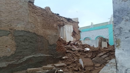 الأمطار الغزيرة تتسبب بتهدم بيوت طينية وتحاصر مناطق سكنية بحضرموت
