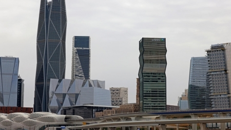 شركات أجنبية في سباق مع الوقت لفتح مقرات لها في السعودية التزاماً بمهلة حددتها السلطات