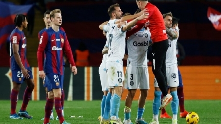 جيرونا يحقق فوزاً تاريخياً على برشلونة برباعية وينفرد بصدارة الدوري الإسباني