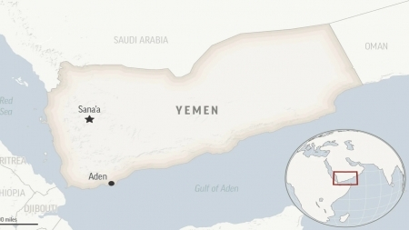 الصواريخ التي أطلقها المتمردون الحوثيون تفشل في اصابة سفينة محملة بوقود الطائرات قرب مضيق باب المندب الحيوي