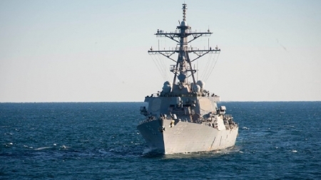 القوات الأمريكية ترصد إطلاق الحوثيين صاروخين باليستيين على خطوط الملاحة وتُسقط 4 مُسيرات فوق البحر الأحمر