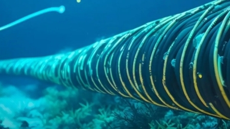 "فورين بوليسي": هل تكون الكابلات البحرية الهدف التالي للحوثيين؟