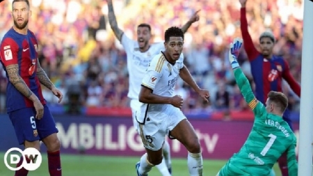 بيلينغهام يقود الريال للفوز على برشلونة في الكلاسيكو ويقربه من التتويج بالبطولة