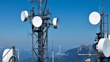 الاتصالات.. "سلاح" بيد الحوثيين في اليمن