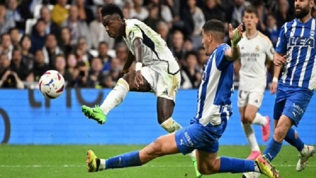 ريال مدريد يحتفل بلقب "الليغا" بخماسية أمام ألافيس