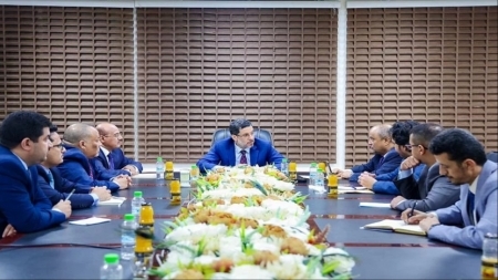 الحكومة تؤكد أنها ستتخذ كل التدابير لوقف تراجع العملة الوطنية بالتعاون مع الشركاء