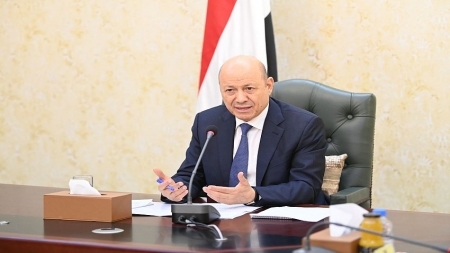 الرئيس العليمي يطالب القوى الوطنية بالعمل الجماعي تحت ائتلاف رئاسي واحد لإسقاط الانقلاب