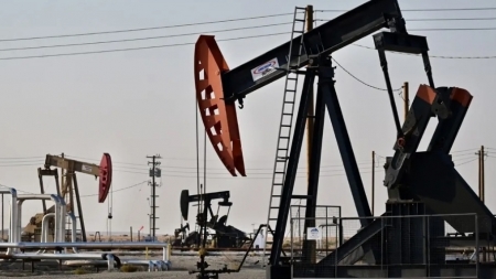 النفط يتراجع مع تركيز الأسواق على مخاوف الطلب
