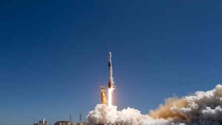 الامارات تطلق أول أقمار البرنامج الفضائي لرصد الأرض