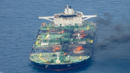 مصادر بحرية أوروبية تؤكد تعثر عملية إنقاذ ناقلة النفط "سونيون" الجانحة في البحر الأحمر