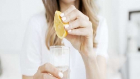 7 أسباب رئيسية لبدء يومك بشرب الماء والليمون الحامض