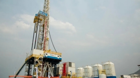 أسعار النفط تهبط بحوالي 4% مع انحسار مخاوف تعطل الإمدادات الإيرانية