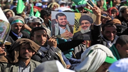 في حين تتجه كل الأنظار صوب إيران: العلاقة الخطرة بين الحوثيين وحزب الله