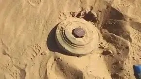 إصابة طفلتين شقيقتين بانفجار قنبلة من مخلفات الحوثيين في مخيم للنازحين بأبين