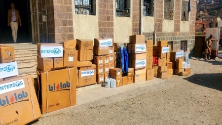 رفد 3 مراكز صحية في تعز بأجهزة ومستلزمات طبية بتمويل أمريكي