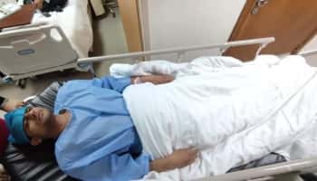 القاهرة: الصحفي اليمني هشام طرموم المفرج عنه من سجون الحوثيين، يجري عملية جراحية في احد المستشفيات المصرية