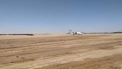 اليمن: منسق الشؤون الانسانية ديفيد جريسلي يزور مدرج الطائرات في منطقة صافر بمحافظة مأرب