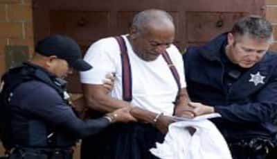 إطلاق سراح الممثل بيل كوسبي بعد إلغاء محكمة إدانته بالاعتداء الجنسي