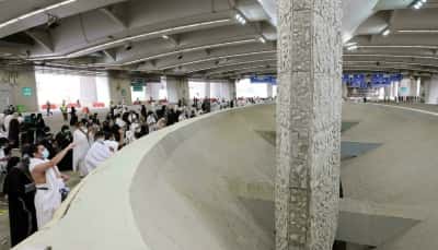 مكة: الحجاج يرمون جمرة العقبة الكبرى ويحتفلون بحلول عيد الأضحى