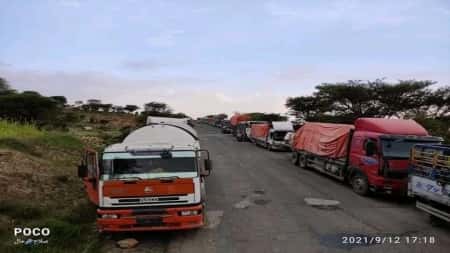 تقرير: سلع متناثرة في طرقات وعرة