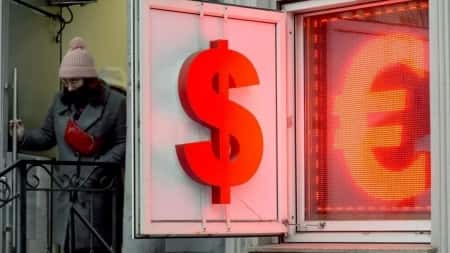 اقتصاد: اليورو يسجّل أدنى مستوى مقابل الدولار منذ 2002