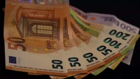 اقتصاد: اليورو يبلغ مستوى التكافؤ مع الدولار في سابقة منذ 2002