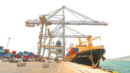 اليمن: الحكومة تطالب الأمم المتحدة بتحريك اعتماد الدعم الخاص بتطوير موانئ عدن والمكلا