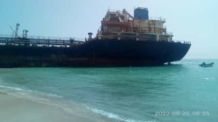 تقرير: "حمامة الخليج" سفينة متحللة تهدد ساحل سقطرى جنوب اليمن