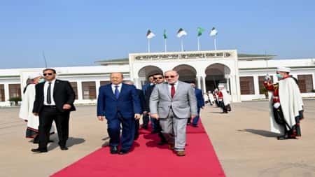 الجزائر: الرئيس العليمي يغادر العاصمة الجزائرية في طريقه الى شرم الشيخ للمشاركة في قمة المناخ