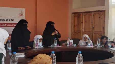 تقرير: ظلمات مركّبة.. من معاناة الكفيفات بريف اليمن