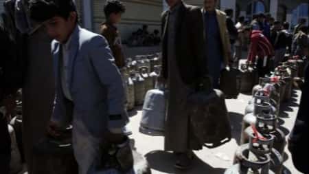 اقتصاد: اليمن يبني مخزونات احتياطية لمواجهة أزمة غاز الطهي